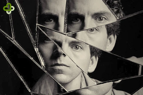 Отражение мужчины в разбитом зеркале