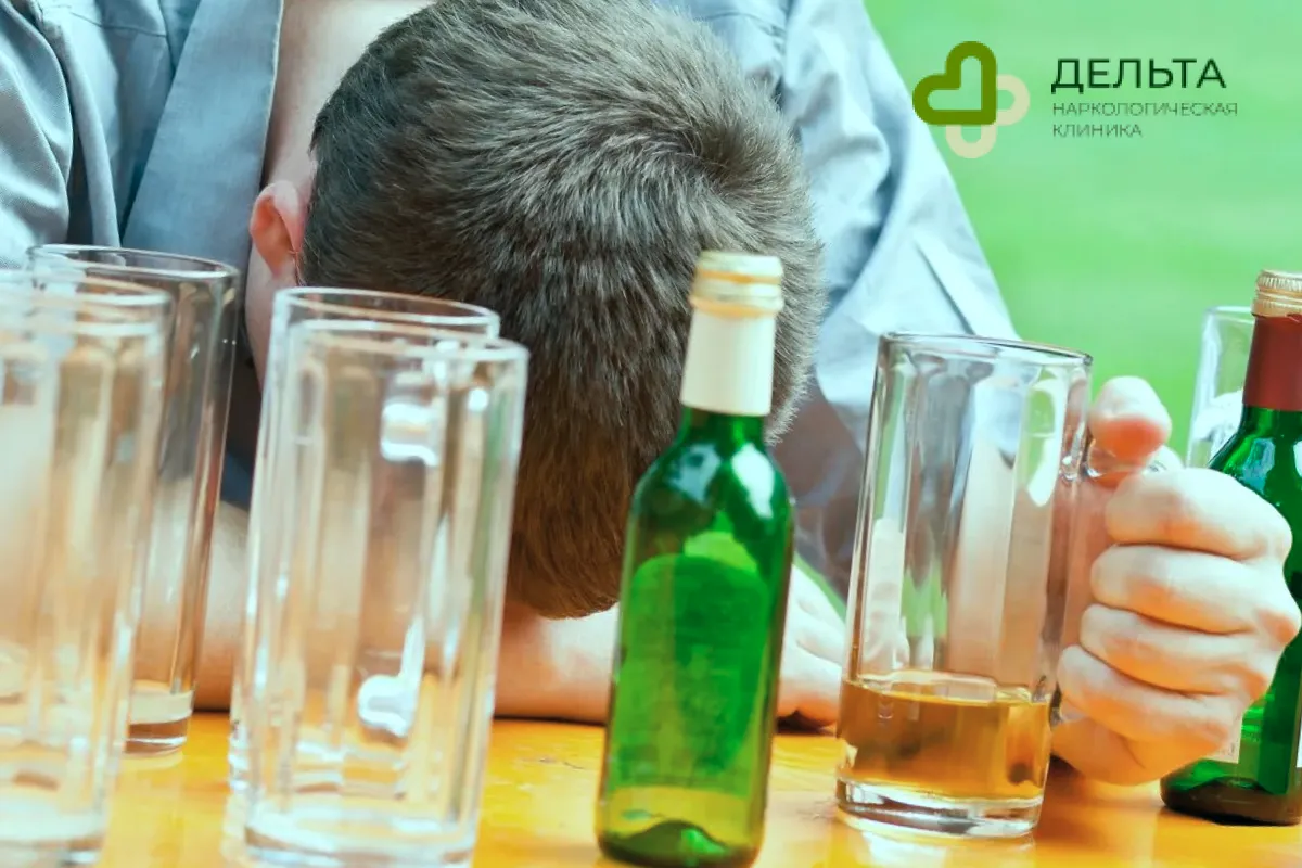 Мужчина с бутылками алкоголя